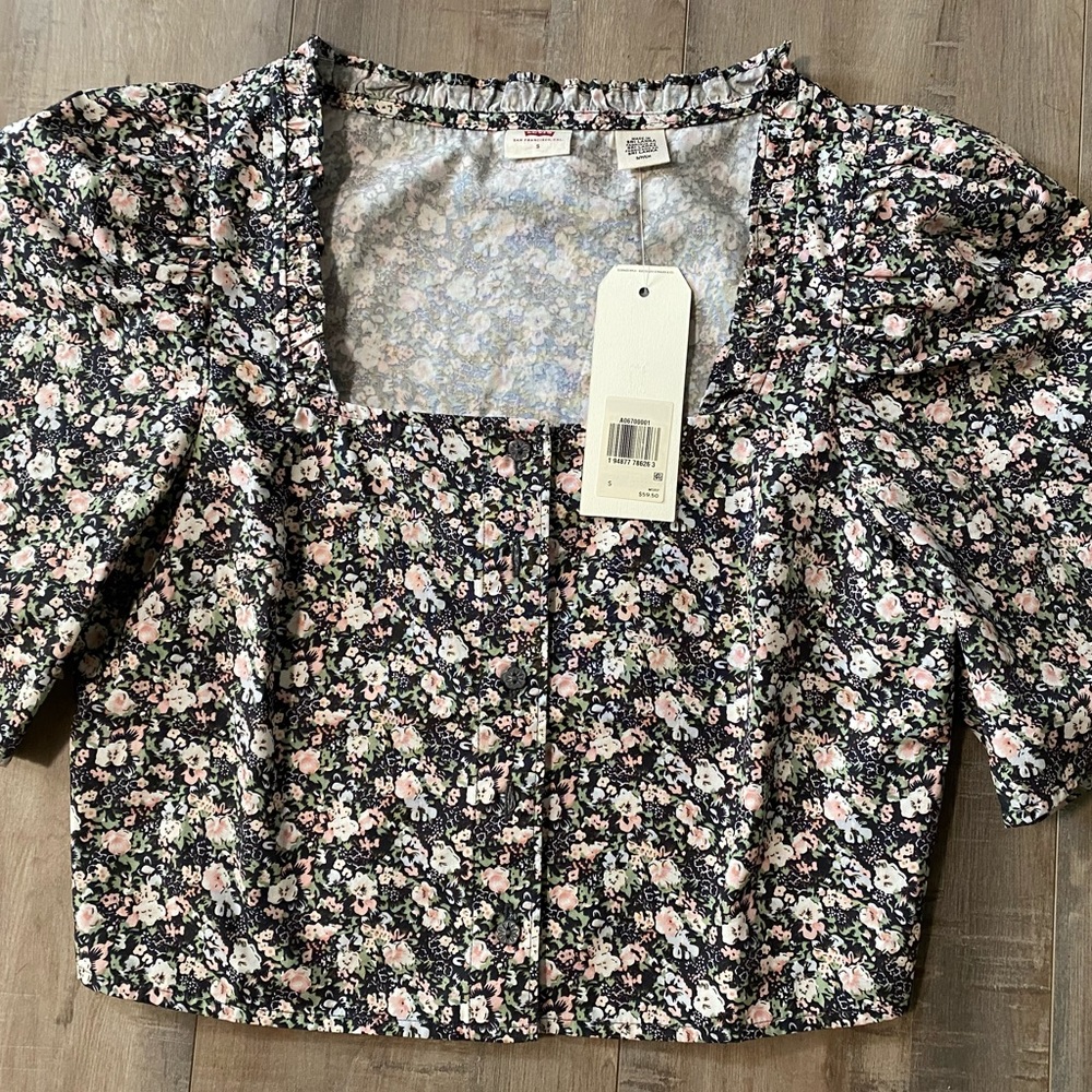 🆕NWT- LEVI’S FLORAL CROP TOP. BRAND NEW WITH TAGS. (Best offer$)